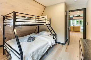 Hike, Ski & Explore: Serene Danbury Cabin w/ Sauna