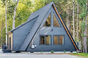 Hike, Ski & Explore: Serene Danbury Cabin w/ Sauna