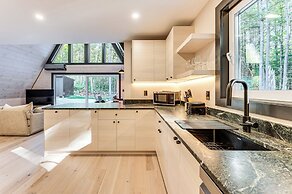 Hike, Ski & Explore: Serene Danbury Cabin w/ Sauna