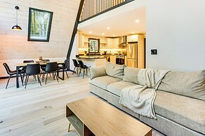 Hike, Ski & Explore: Serene Danbury Cabin w/ Sauna