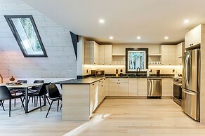 Hike, Ski & Explore: Serene Danbury Cabin w/ Sauna