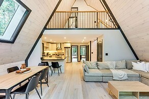 Hike, Ski & Explore: Serene Danbury Cabin w/ Sauna