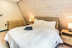 Hike, Ski & Explore: Serene Danbury Cabin w/ Sauna