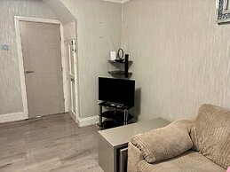4 Bed House-sleeps 7-free Parking