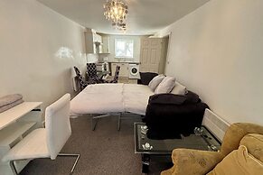 2 Bed Apartment-sleeps 4-free Parking
