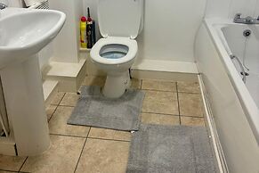 2 Bed Wolverhampton Apartment-sleeps 5