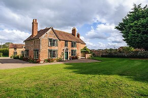 Stunning 4BD Home in Worcestershire