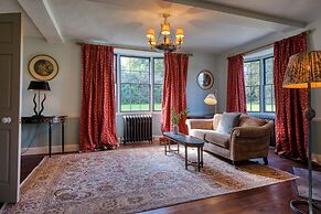Stunning 4BD Home in Worcestershire