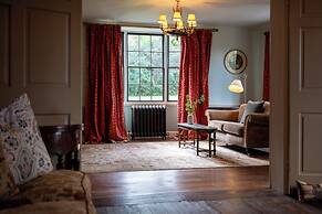 Stunning 4BD Home in Worcestershire
