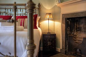 Stunning 4BD Home in Worcestershire