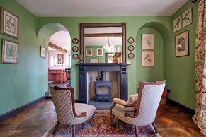 Stunning 4BD Home in Worcestershire