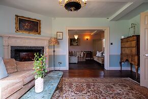 Stunning 4BD Home in Worcestershire