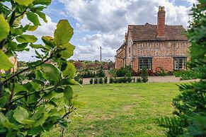 Stunning 4BD Home in Worcestershire