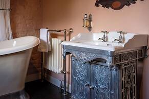 Stunning 4BD Home in Worcestershire