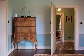 Stunning 4BD Home in Worcestershire