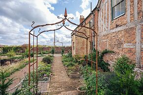Stunning 4BD Home in Worcestershire