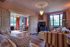 Stunning 4BD Home in Worcestershire