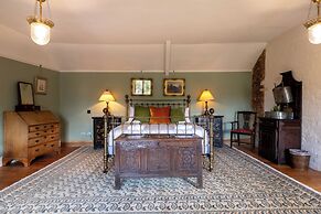 Stunning 4BD Home in Worcestershire