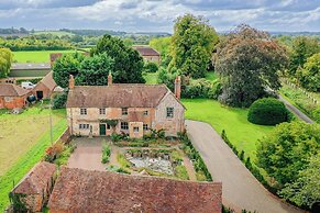 Stunning 4BD Home in Worcestershire