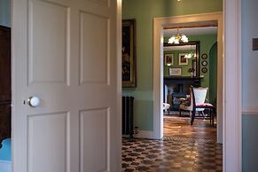 Stunning 4BD Home in Worcestershire