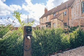 Stunning 4BD Home in Worcestershire