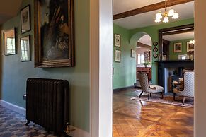 Stunning 4BD Home in Worcestershire