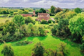 Stunning 4BD Home in Worcestershire