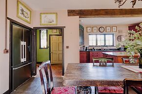 Stunning 4BD Home in Worcestershire