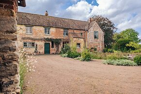 Stunning 4BD Home in Worcestershire