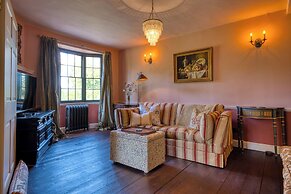 Stunning 4BD Home in Worcestershire