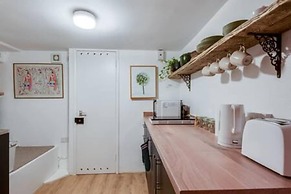 Basement Studio in Summertown With Kitchenette