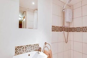 Basement Studio in Summertown With Kitchenette