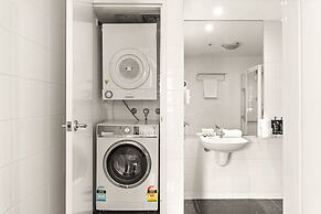 Sleek 1-bed by Jubilee Park With Pool