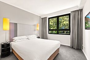 Sleek 1-bed by Jubilee Park With Pool