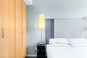Sleek 1-bed by Jubilee Park With Pool
