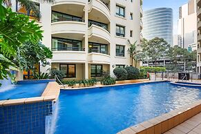 Sleek 1-bed by Jubilee Park With Pool