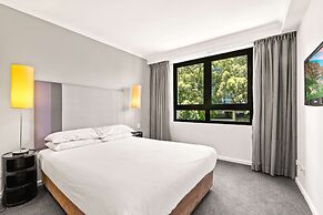 Sleek 1-bed by Jubilee Park With Pool