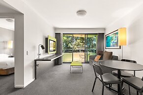 Sleek 1-bed by Jubilee Park With Pool