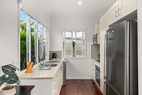 Charming 1-bed Cottage With Garden Retreat