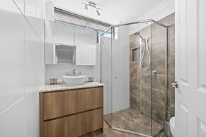 Stylish 4-bed Townhouse With Panoramic Ocean Views