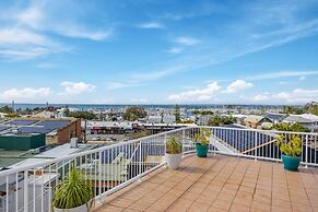 Stylish 4-bed Townhouse With Panoramic Ocean Views