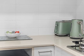 2-bed Getaway With Shared Pool & BBQ Access