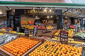 2-bed Getaway With Shared Pool & BBQ Access