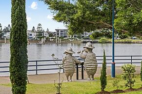 2-bed Getaway With Shared Pool & BBQ Access