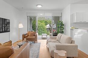 2-bed Getaway With Shared Pool & BBQ Access