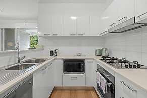 2-bed Getaway With Shared Pool & BBQ Access