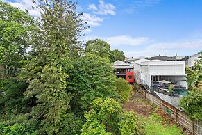 2-bed Getaway With Shared Pool & BBQ Access