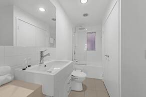 2-bed Getaway With Shared Pool & BBQ Access