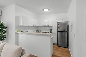 2-bed Getaway With Shared Pool & BBQ Access