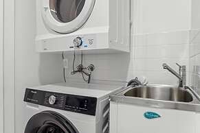 2-bed Getaway With Shared Pool & BBQ Access